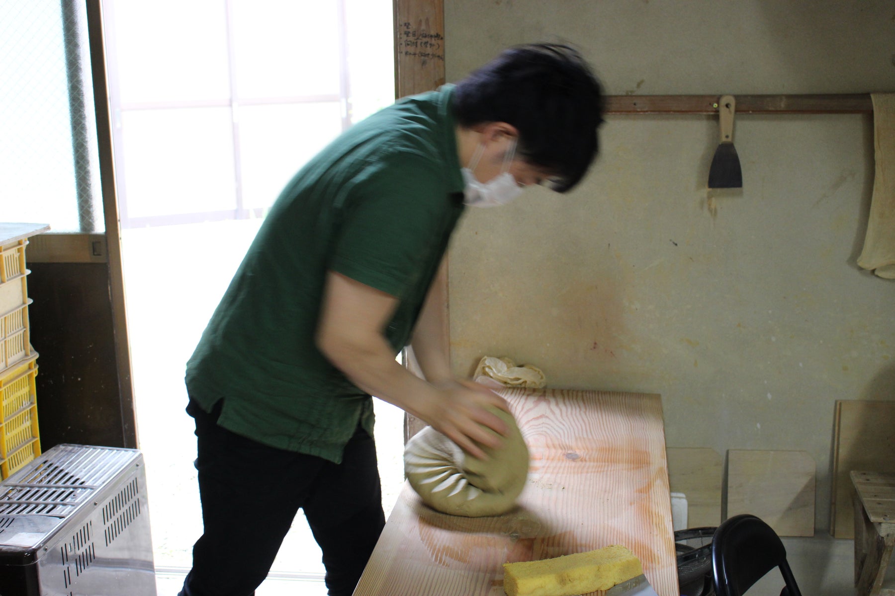 土を捏ねる陽太郎さん